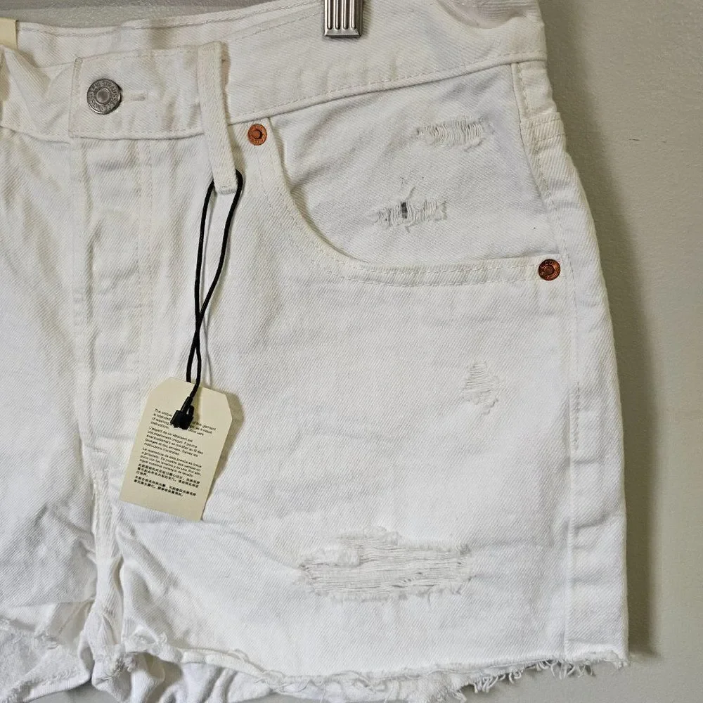 NWT LEVI'S PREMUIM WHITE RAW HEM DESTROYED SHORTS SIZE 31 WOMENS